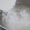 Đun sôi 500ml nước trong nồi, cho bột báng vào, luộc chín. Sau đó, vớt bột báng ra, xả lại dưới vòi nước lạnh.