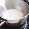 Làm nước dừa chan: Đun 2 nguyên liệu gồm: 100ml nước cốt dưa và 60gr sữa đặc trên bếp với lửa nhỏ đến khi sôi lăn tăn. Bắc xuống để nguội.