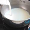 Ngâm gelatin với nước, vớt ra. Đun 100ml sữa tươi, 50ml nước cốt dừa, 30gr sữa đặc trên bếp, cho gelatin vào khuấy tan.