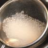 Bột báng ngâm vào chén nước lạnh khoảng 10 phút. Sau đó, đun nồi nước sôi, cho bột báng vào, luộc đến khi bột báng nổi lên là chín. Vớt ra, xả lại nước lạnh, để ráo.