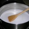 Cho 250ml sữa tươi không đường, 300ml nước cốt dừa, 100gr đường trắng vào nồi, bắc lên bếp, khuấy đều, nấu nhỏ lửa đến khi hỗn hợp sôi lăn tăn là được.