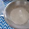 Bột nếp, 1/4 muỗng cà phê muối, cho vào tô to trộn đều, sau đó cho nước sôi từ từ vào bột, mang bao tay nhồi bột 10 -15 phút cho bột dẻo và không dính tay.