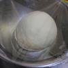Cho bột nếp ra tô lớn. Đổ nước ấm vào, trộn và nhồi bột thành một khối mềm, dẻo, mịn. Bọc màng thực phẩm, để bột nghỉ khoảng 20-30 phút.