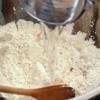 Cho bột nếp ra tô lớn. Đổ nước ấm vào, trộn và nhồi bột thành một khối mềm, dẻo, mịn. Bọc màng thực phẩm, để bột nghỉ khoảng 20-30 phút.
