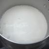 Cho nước cốt dừa vào nồi cùng với 30gr đường trắng và 1 muỗng canh bột năng. Nấu cho nước cốt dừa sôi liu riu thì tắt bếp. 