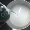 Cho nước cốt dừa vào nồi cùng với 30gr đường trắng và 1 muỗng canh bột năng. Nấu cho nước cốt dừa sôi liu riu thì tắt bếp. 
