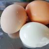 Trứng gà luộc chín, bóc vỏ. Long nhãn, táo tàu (táo đỏ) rửa qua nước lạnh rồi ngâm với 500ml nước lạnh. Để khoảng 10 phút cho táo và nhãn nở.
