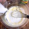 Bột gelatine cho vào tô, thêm 2 muỗng nước vào ngâm nở. Cream cheese để mềm ở nhiệt độ phòng rồi cho vào tô cùng đường trắng, sau đó lấy phới lồng đánh tan và từ từ cho 100ml kem sữa tươi vào khuấy đều.