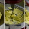 Cho 200gr bơ lạt vào âu lớn cùng 150gr đường trắng, dùng máy trộn bột ( hoặc máy đánh trứng) và đánh 3 - 4 phút đến khi bơ đường hòa quyện vào nhau có màu vàng sáng thì ngưng. Tách 1 quả trứng gà cho vào âu bơ, thêm 1 muỗng cà phê tinh chất vani. Trộn tiếp hỗn hợp bằng máy trộn bột cho thật mịn, mượt.