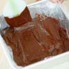 Cho 50g bột Nestlé MILO, 10g bơ nhạt và 100g chocolate đen vào đun cách thủy cho chảy, đánh đều để có kẹo thêm đậm vị cacao thơm nồng. Cho vào khuôn có lót sẵn chống dính, đặt vào tủ lạnh 4-5 tiếng.