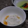 Trứng gà tách riêng lòng đỏ với lòng trắng để đánh bông hỗn hợp lòng trắng tạo độ xốp cho bánh. Lòng đỏ trứng khi đã tách riêng đánh đều cùng bột mì và bột cacao.