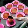 Dùng cây múc kem hoặc muỗng lớn để xúc bột vào khuôn cupcake (đã lót sẵn cốc giấy).
