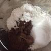 Trộn các nguyên liệu khô (bột mì đa dụng, đường, bột cacao, muối nở, bột nở) cho đến khi hòa quyện.