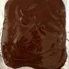 Đun chảy chocolate đen trước (có thể đun cách thủy hoặc cho vào lò vi sóng trong 30 giây), trải ra giấy nến, sau đó đun chảy cho chocolate trắng, cho tinh dầu bạc hà vào, trộn đều, trải chocolate trắng lên lớp chocolate đen. Rắc kẹo bạc hà đã đập vụn lên mặt chocolate.