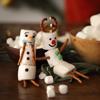 Mỗi người tuyết bạn cần 3 cái kẹo marshmallow. Sau đó dùng kẹo màu và bánh để trang trí mắt, mũi, miệng, chân tay như trong hình là được.