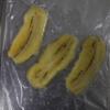 Chuối bóc vỏ, cắt mỏng dọc theo chiều dài trái chuối. Cho chuối vào túi nylon, ép dẹp.