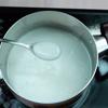 Cho 200ml nước cốt dừa, 40gr đường trắng, một nhúm muối nhỏ vào nồi. Bắc hỗn hợp lên bếp, khuấy đều cho đường tan hết. Khi hỗn hợp tan hoàn toàn, hòa tan bột năng với 1/2 chén nước, cho vào cùng. Tiếp tục khuấy đến khi hỗn hợp nước cốt dừa hơi sệt lại. Tùy vào độ ngọt của chuối và sở thích của bạn có thể cho bớt đường lại hoặc thêm đường.