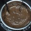 Chocolate cắt nhỏ, cho vào nồi chưng cách thủy thành chocolate lỏng.