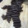 Chocolate cắt nhỏ, cho vào nồi chưng cách thủy thành chocolate lỏng.