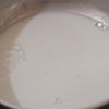 Đập trứng vào bát, thêm đường vào đánh tan. Rây bột năng vào bát trứng trộn đều. Cho sữa tươi không đường và nước cốt dừa vào nồi, khuấy đều. Đun hỗn hợp sữa ấm nóng đến khoảng 70 độ C.