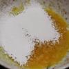 Đập trứng vào bát, thêm đường vào đánh tan. Rây bột năng vào bát trứng trộn đều. Cho sữa tươi không đường và nước cốt dừa vào nồi, khuấy đều. Đun hỗn hợp sữa ấm nóng đến khoảng 70 độ C.