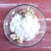 Dầm nát chuối trong tô lớn rồi thêm vào 100g dừa nạo, 1 muỗng canh đường và 1/4 muỗng cà phê muối.