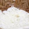 Trộn gạo nếp với 3/4 muối, cho vào xửng hấp chín. Khi nếp chín thì cho 2 muỗng canh đường vào, trộn đều đến khi đường tan hết. 