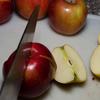 Kiwi, táo cắt mỏng, cho tất cả trái cây vào 1 cái bình thủy tinh lớn.