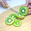 Kiwi, táo cắt mỏng, cho tất cả trái cây vào 1 cái bình thủy tinh lớn.