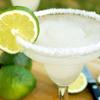 Một ly cocktail Margarita chắc chắn sẽ tạo được ấn tượng khá tốt cho những bạn lần đầu tiên nếm thử. Vị chua thanh tự nhiên của nước cốt chanh tươi, quyện cùng các loại rượu mạnh thơm nồng, khiến người dùng khó có thể quên được.