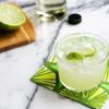 Một ly cocktail Margarita chắc chắn sẽ tạo được ấn tượng khá tốt cho những bạn lần đầu tiên nếm thử. Vị chua thanh tự nhiên của nước cốt chanh tươi, quyện cùng các loại rượu mạnh thơm nồng, khiến người dùng khó có thể quên được.