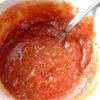 Cho nước sốt cà chua, tương ớt, nước cốt chanh vào tô. Trộn đều lên rồi cất vào tủ lạnh nghen.