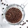 Cho hạt cà phê vào dụng cụ xay hạt của máy xay sinh tố ở nhà để tiến hành xay nhỏ hạt ra cà phê ra nhé. Điều quan trọng là chỉ xay hạt cà phê vừa vỏ nhỏ ra, không xay mịn.