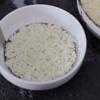 Cơm trộn đều cùng bột gạo nếp và muối. Tiếp đến cho cơm vào muôi, nén chặt. Tương tự làm cho đến khi hết cơm.