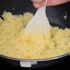 Trộn cơm vào trứng đã đánh, dùng đũa trộn cho trứng và cơm đều nhau. Cho 2 muỗng canh dầu ăn vào chảo, chảo nóng thì cho cơm, trứng gà vào, đảo đều. Nêm ít muối, đường, tiêu, bột ngọt sao cho cơm chiên trứng vừa ăn với khẩu vị gia đình. 