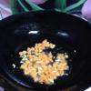 Phi thơm tỏi băm với 2 muỗng canh dầu ăn, cho cà rốt vào xào 2-3 phút. Tiếp đến đổ tô cơm trứng vào, đảo đều tay để đảm bảo hạt cơm được chín tơi.