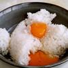 Cho cơm vào bát, đập trứng vào và trộn đều. Trộn đến khi cơm được bao bọc bởi lớp trứng bên ngoài.