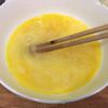 Đập trứng gà ra tô, khuấy đều (có thể cho thêm gia vị tùy thích). Làm nóng chảo với 2 muỗng canh dầu ăn, cho trứng gà vào, tráng mỏng chảo đến khi trứng gà chín 2 mặt (tráng càng mỏng thì cơm cuộn Hàn Quốc sẽ càng đẹp hơn). Trứng chín cắt thành sợi dài, vừa ăn.