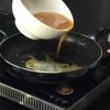 Dùng một cái chảo, cho ít dầu mè vào đợi nóng thì đổ trứng vào tráng mỏng. Sau đó cắt trứng thành sợi dài để làm nhân cơm cuộn rong biển.