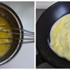 Trứng đập vào bát, thêm ít muối, rượu nấu ăn rồi đánh tan. Đun nóng dầu ăn trong chảo, đổ trứng vào láng đều mặt chảo. Bạn chiên cho trứng chín.