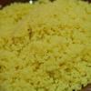 Nấu cơm couscous: cho hạt cuoscuos ra tô, đun nước dừa nóng rồi đổ vào tô cuoscous, chờ khoảng 3-4 phút cho hạt couscous nở. Sau đó dùng môi đánh tơi các hạt couscuos.