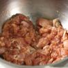 Ướp gà trong khoảng 30 phút cho miếng gà thấm gia vị, cơm gà chiên được ngon hơn.