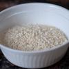 Cho 550g gạo tẻ và 150g gạo nếp ra hai chén.