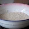 Cho 550g gạo tẻ và 150g gạo nếp ra hai chén.