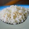 Sau đó, trộn đều hai loại gạo lại, ngâm nước lạnh khoảng 1 tiếng, vớt ra để ráo.