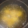 Đun nóng nửa lít dầu ăn rồi cho gà vào chiên ngập trong dầu. Khi gà chín vàng cam thì vớt ra để ráo dầu.