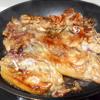 Để thịt gà trên vỉ nướng cho ráo bớt nước ướp. Sau đó, nướng qua thịt gà. Tiếp theo cho thịt gà vào chiên áp chảo.