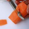 Khoai tây, cà rốt gọt vỏ, rửa sạch và cắt kiểu tùy thích.
