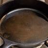 Làm nóng 4 muỗng canh dầu ăn trong chảo, cho cơm nắm vào, chiên vàng giòn 2 mặt.