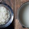 Vo sạch và để ráo gạo. Cho gạo vào nồi cùng nước cốt dừa, nước, muối. Đun nồi lên bếp cho đến khi sôi, sau đó vặn lửa đến mức nhỏ nhất, đậy nắp, nấu trong 30 phút rồi tắt lửa, để nồi cơm nguội trong 15 phút là có thể dùng được.